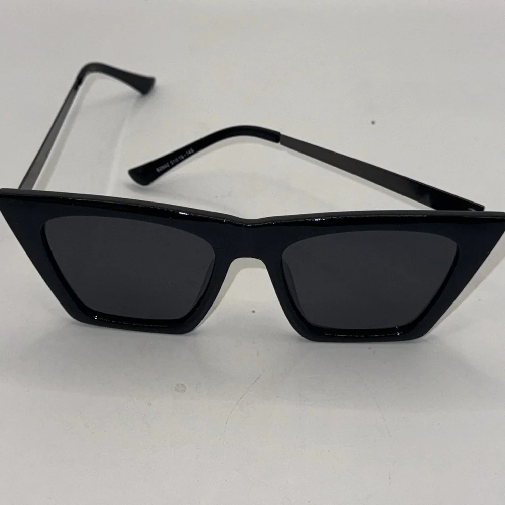 Feisedy Black lightweight cat eye  Sunglasses